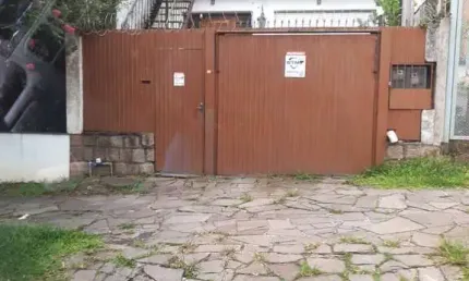 Sobrado no menino deus com 3d,  garagem para 2 carros e piscina.