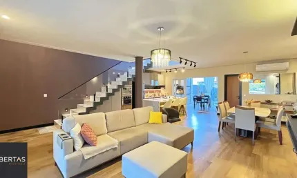 Casa à venda com 174m², 3 dormitórios, 3 suítes, 2 vagas, no bairro Hípica em Porto Alegre