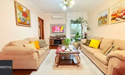 Impecável apartamento com 3 dormitórios , 3 banheiros , 2 vagas cobertas , com 120 m² privativos.