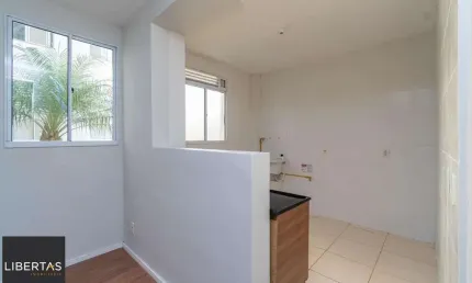 Apartamento térreo,  2 quartos, desocupado, de frente, uma vaga de garagem .
