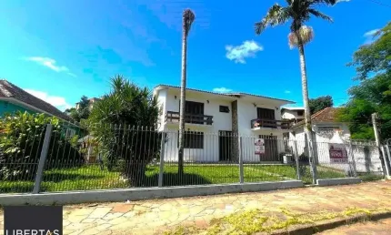 Casa com 351,60m2 de área construída em propriedade de 743m2 no Bairro Jardim Carvalho.