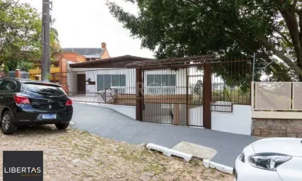 Casa para Venda - 454.7m², 5 dormitórios, sendo 1 suites, 8 vagas - Teresópolis