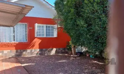 Casa de alvenaria, possuí 1 dormitório, 1 suíte, cozinha, 2 salas, 2 banheiros.