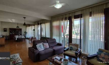 Apartamento de 4 dormitórios, 2 suítes, living amplo e arejado com sacada.