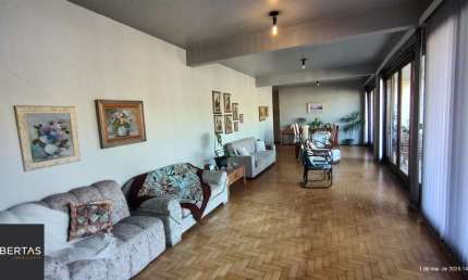 Apartamento de 4 dormitórios, 2 suítes, sacada, living para 2 ambientes bem amplo.