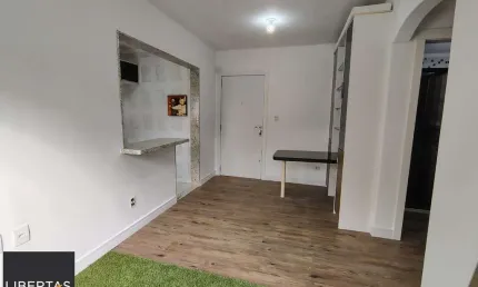 Apartamento de 1 dormitório, living, cozinha planejada, banheiro social.