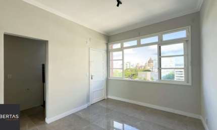 Apartamento totalmente reformado no centro de Porto Alegre
