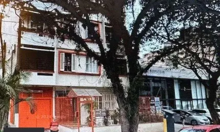 Box de Garagem para Comprar , prédio com portão automatizado e elevador.