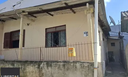 Vende Casa no Bairro Cavalhada em acesso a poucos metros da Avenida. Construídos 2 residências geminadas com 1 dormitório separado, sala e cozinha integrados casa uma, mais chalé antigo de madeira.