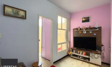 APARTAMENTO 1 DORMITÓRIO COM PÁTIO, DE FRENTE, PRÓXIMO À ORLA DO GUAÍBA NO CENTRO HISTÓRICO