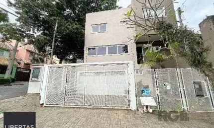 Casa em Porto Alegre, no bairro Tristeza, com 3 dormitório(s), e 3 banheiros, à venda.