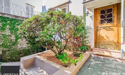 Casa impecável na Lopo Gonçalves com 4 dormitórios, garagem e pátio amplo