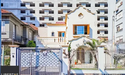 Casa com piscina e 5 vagas em frente ao Zaffari na Luiz Afonso