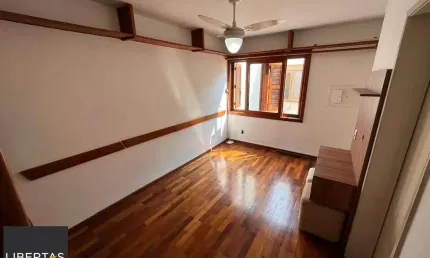 Apartamento de dois quartos e uma vaga de garagem no bairro petrópolis em poa/rs