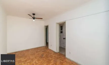 Apartamento de dois quartos com dependência no bairro Rio Branco em Porto Alegre