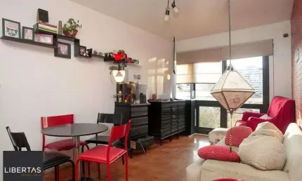 Apartamento semi mobiliado com 2 dormitórios na Sofia Veloso.