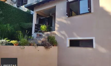 Casa com 4 quartos, suíte, piscina, lareira, churrasqueira em um terreno de 616m².