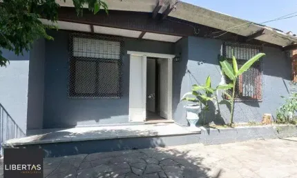 Casa com 3 dormitórios e 2 vagas no Bairro Parque dos Maias
