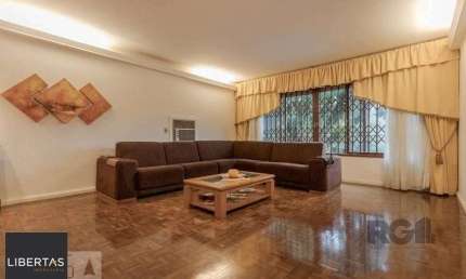 Casa com 04 dormitórios no Bairro Chacara das Pedras Porto Alegre