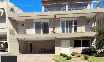 Casa em condomínio com 4 suítes, 4 vagas de garagem, pátio com piscina