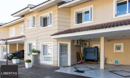 Casa em condomínio, com 3 quartos, com suíte, 2 vagas cobertas, churrasqueira, no Bairro Nonoai.