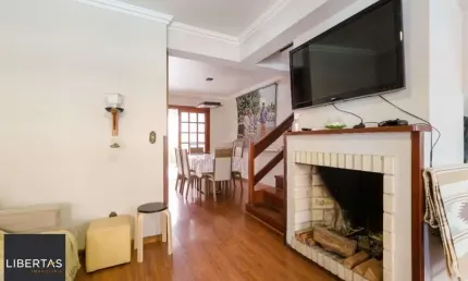 Casa em condomínio de 3 dormitórios sendo 1 suíte e 2 vagas de garagem no bairro Pedra Redonda, Zona Sul de Porto Alegre, RS.
