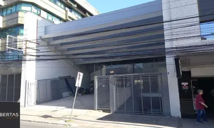 prédio comercial desocupado, localizado na Avenida Protásio Alves, no bairro Petrópolis,