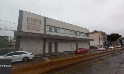 prédio comercial na Avenida Farrapos, bairro Floresta, Porto Alegre