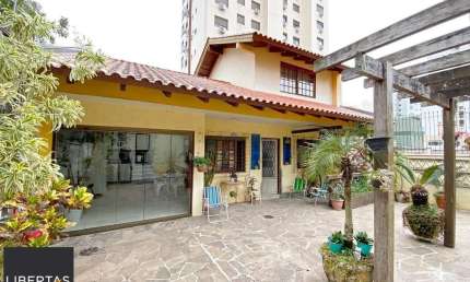 Casa térrea com edícula e salão de festas próximo ao Iguatemi