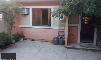 Casa 02 dormitórios com 02 vagas, no bairro Hípica, em Porto Alegre RS.
