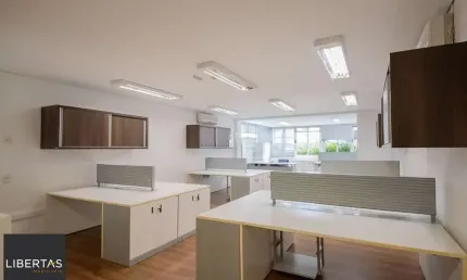 Conjunto comercial com 2 salas integradas, 2 banheiros e 3 vagas de garagem.