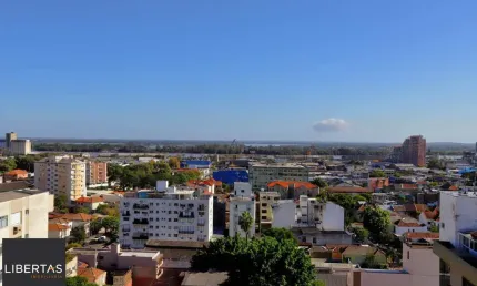 Apartamento super iluminado e arejado,  com hall de entrada , living amplo com 02 ambientes , 02 dormitórios, sendo uma suíte , banheiro  social com ventilação externa e cozinha mobiliada