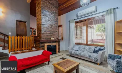 Casa com 3 quartos e 4 vagas no Bairro Vila Ipiranga
