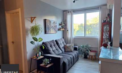 Apartamento de 2 quartos, cozinha planejada e 1 vaga escriturada.