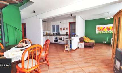 3 Dormitórios, sendo 1 Suíte Master •Living com Dois Ambientes – no Bairro Alto Petrópolis – Amplo Terreno.