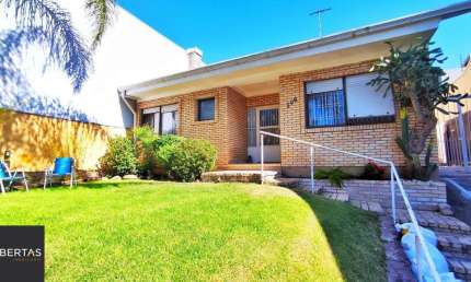 Casa com 4 Quartos e 2 banheiros e  2 Suites à Venda, 153 m² por R$ 990.000