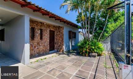 Casa com 3 dormitórios, 4 vagas e amplo pátio no Bairro Sarandí