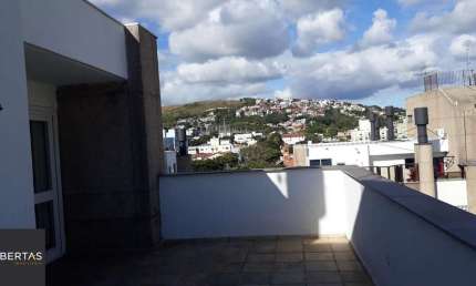 Cobertura com 137m², no Bairro Cristal, de 2 dormitórios, sento uma suíte, ampla sacada, churrasqueira, vista panorâmica, vaga coberta.