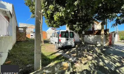 Terreno plano, com 125m² de área total (dimensão 5x25m), localizado no Moradas da Hípica