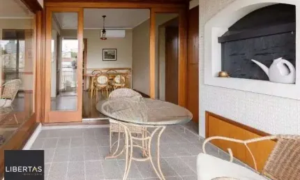 Apartamento 02 dormitórios com churrasqueira e garagem