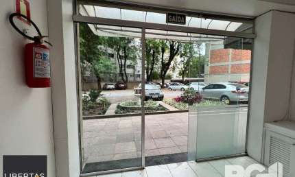 Loja térrea em condomínio de 45 m2 com vaga para alugar no bairro Floresta.
