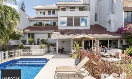 EXCLUSIVIDADE: Ampla casa de 476m² privativos, 4 suítes, 4 vagas no bairro Chácara das Pedras.