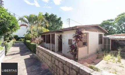 Casa térrea no Residencial Butui, possui 3 dormitórios, living espaçoso, cozinha funcional, banheiro social, área de serviço independente e pátio privativo