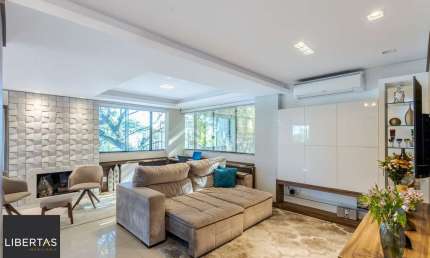 No Bairro Petrópolis 4 dormitórios, 2 suites, lareira e churrasqueira com 3 vagas