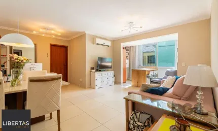Apartamento de três quartos, suíte e uma vaga de garagem no bairro Petrópolis em Porto Alegre.