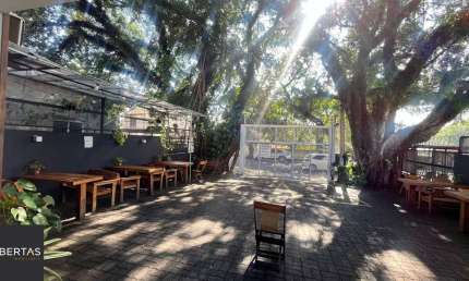 Vendo prédio comercial com 01 loja e 02 apartamentos. Excelente para investimento.
