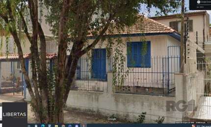 EXCELENTE OPORTUNIDADE DE NEGÓCIO, para Locar ou Morar com a Família. Terreno de 11,00 x 17,60 Com 01 sobrado de 3 dormitório... E outra em madeira com 2 dormitórios. ESTUDA imóvel no negócio.