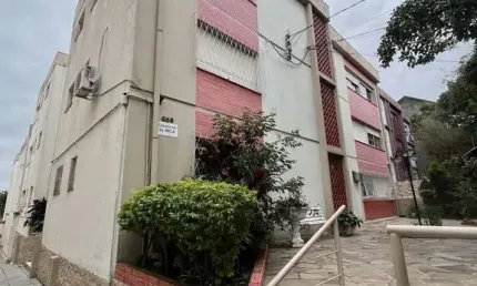 Apartamento reformado de dois quartos no bairro petrópolis em porto alegre