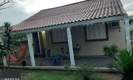 Casa residencial semimobiliada, com 3 quartos, 1 banheiro e 2 vagas de garagem.