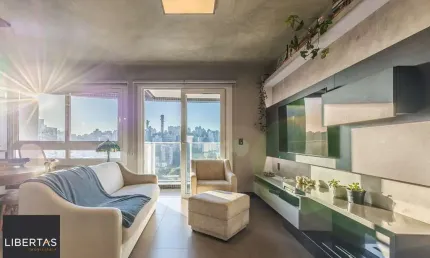 Próximo a Praça da Encol vende-se apartamento mobiliado sendo  2 dormitórios (1 suíte) e 2 vagas no Petrópolis andar alto com vista definida